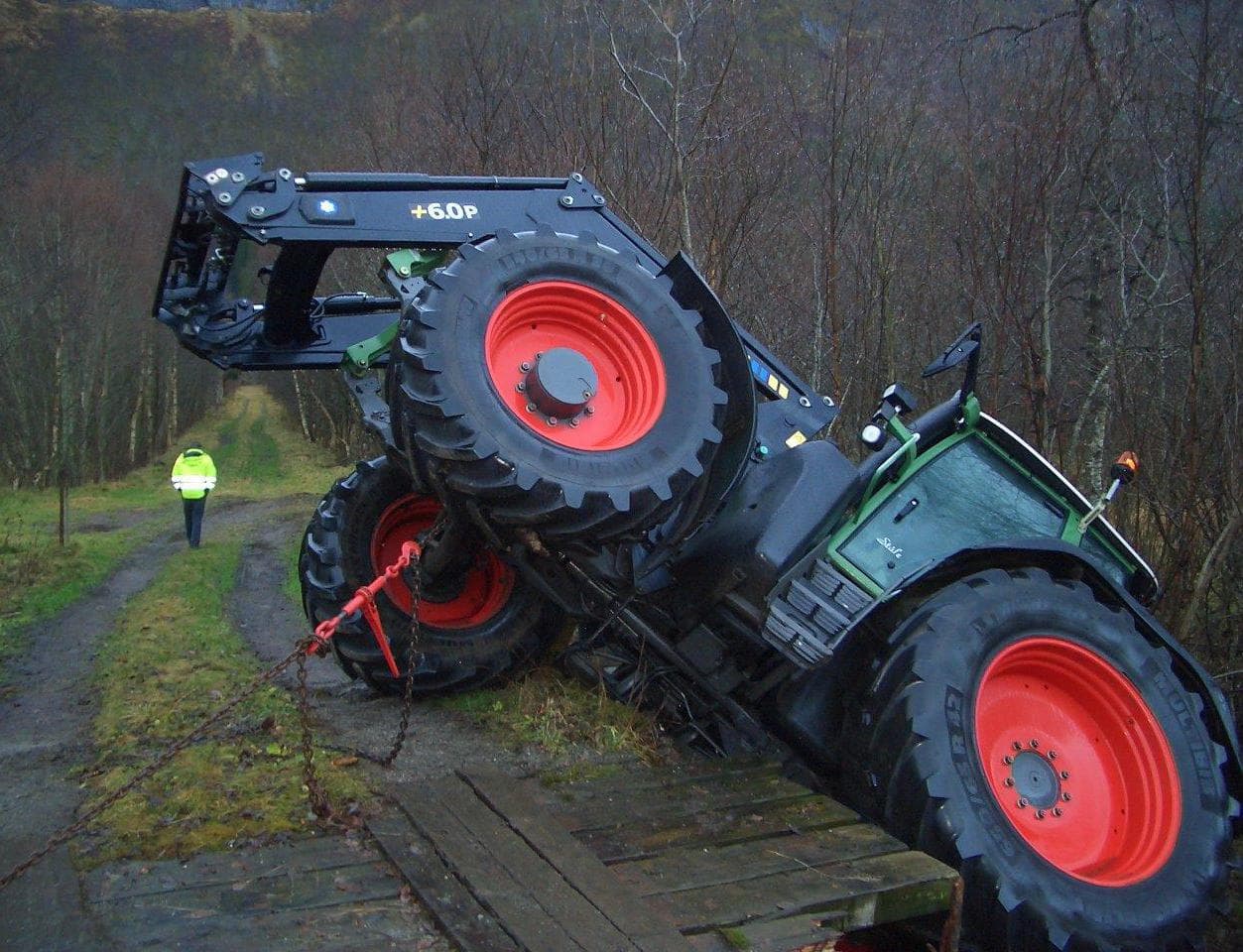 Traktor på gammel bro hovedbilde
